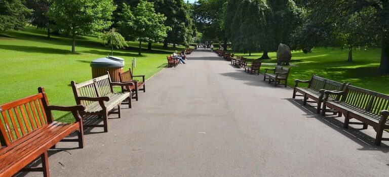 photo des bancs dans Princes Garden à Edimbourg