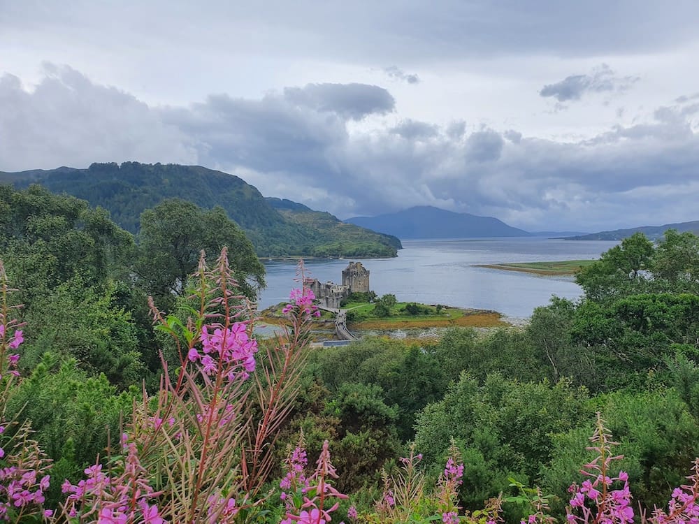 Photo d'Eilean Donan castle qui vous accueuil avant d'atteindre l'île de Skye.