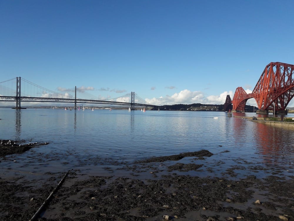 Photo des ponts sur le Firth of Forth depuis South Queensferry (Edimbourg)