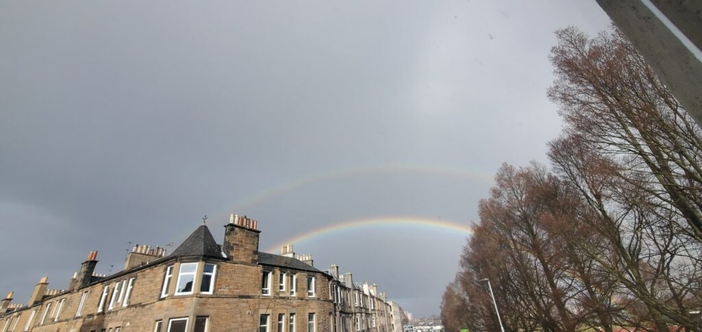 Photo de doubles arc-en-ciel, un jour normal à Édimbourg