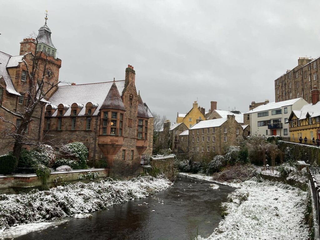 Photo de Dean Village sous la neige