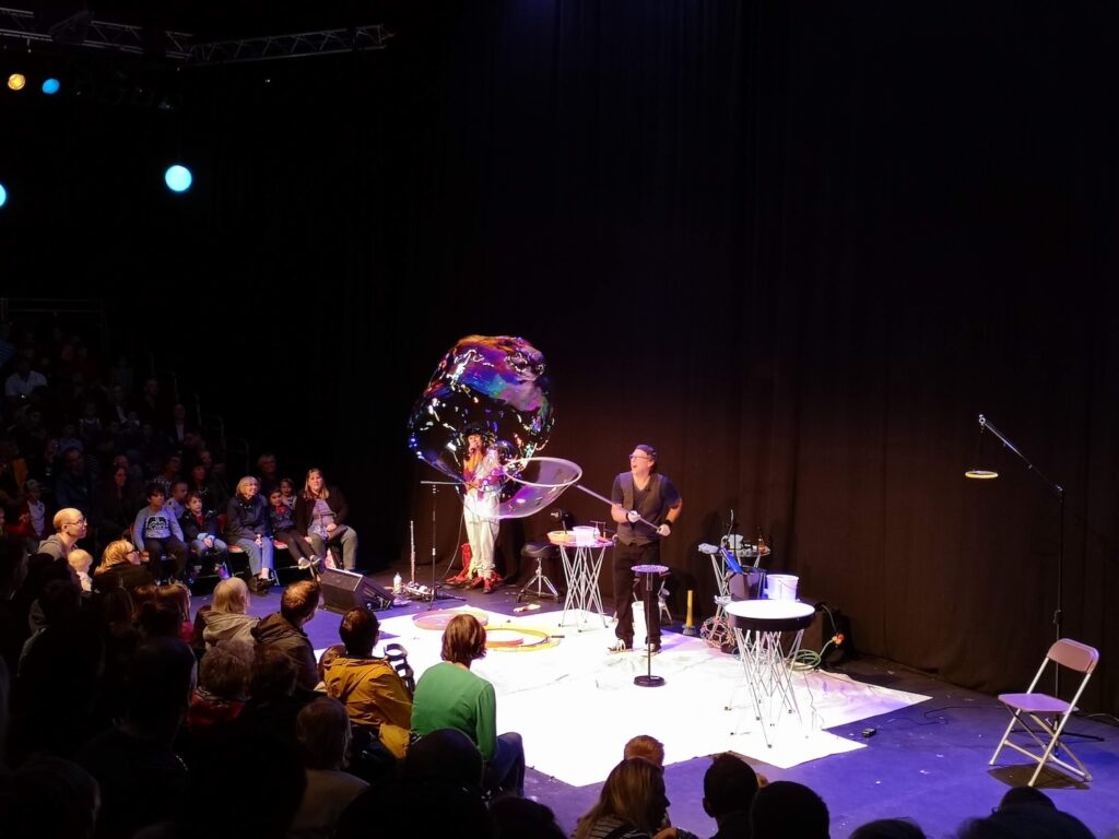 Photo d'un spectacle pour enfant (Amazing Bubble Man)